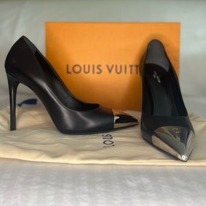 Louis Vuitton - Black leather urban twist metal cap toe pumps